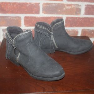 TC black faux suede ankle boots fringe zipper closure rubber sole sz 6 M EUC…